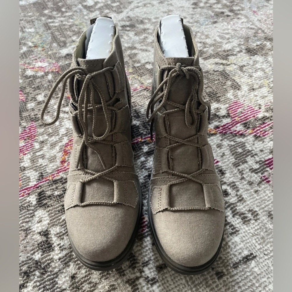 Sorel Boots NWOB Size 8.5